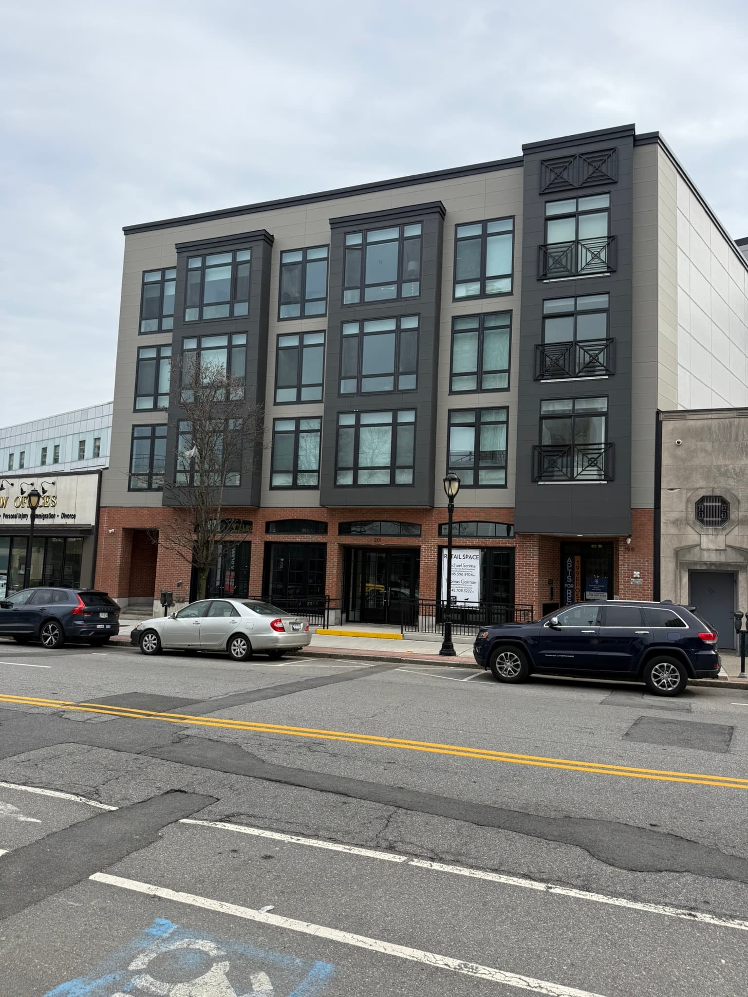 199–201 East Post Road: Corner elevation of the East Post Road facade with its ground-floor retail frontage