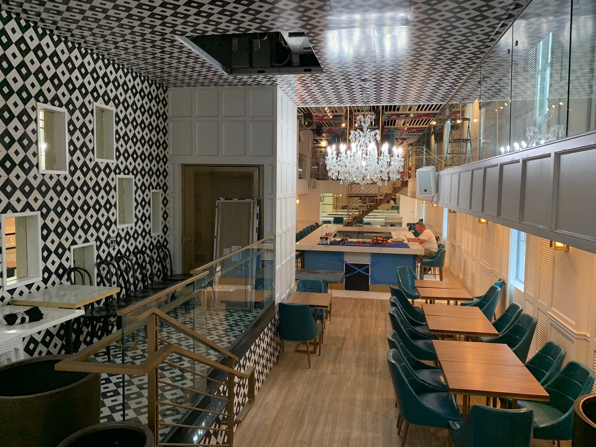 iLov305: The finished bar and dining room at iLov305 on Ocean Drive