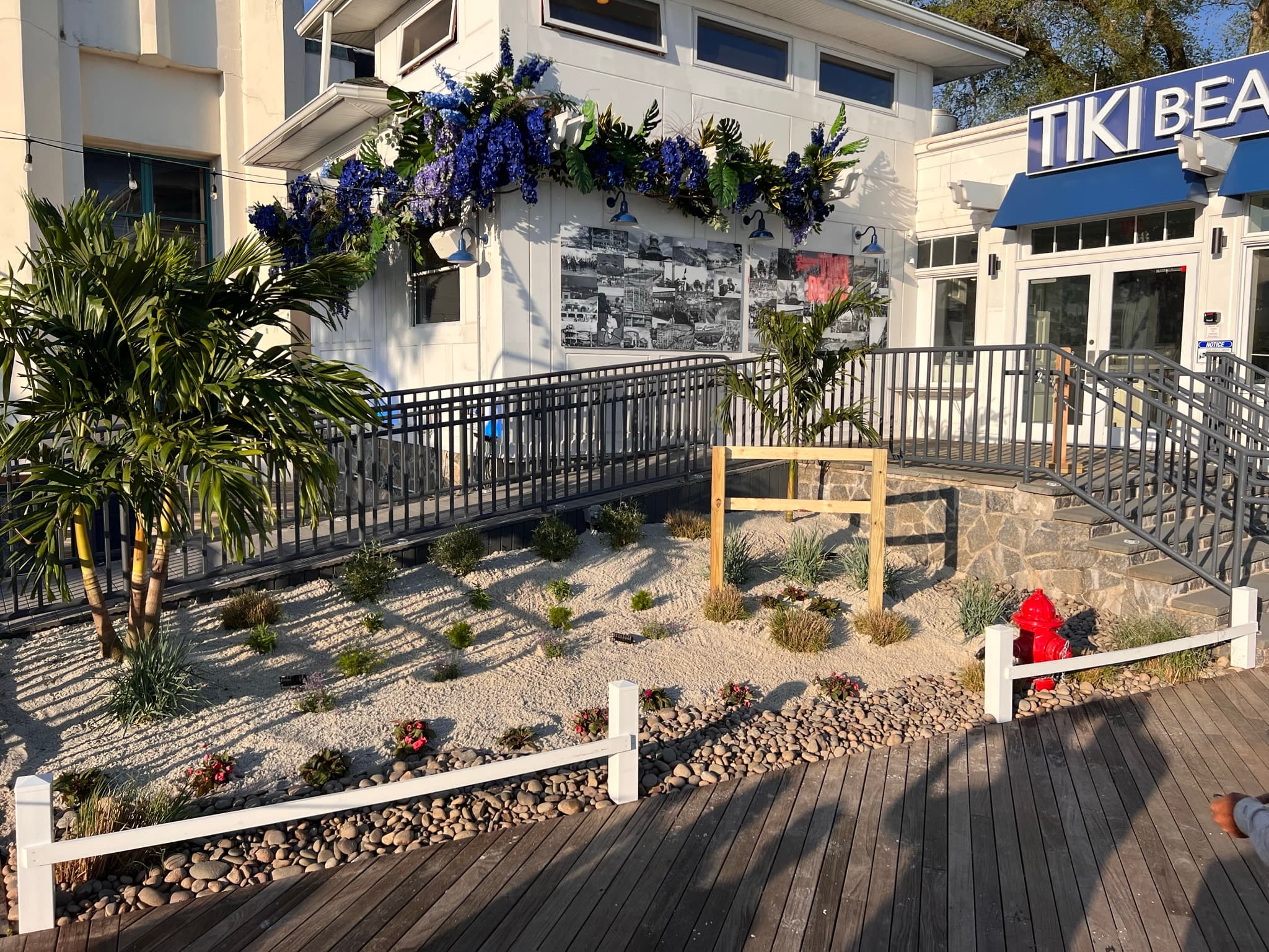 Tiki Beach Pier: The daytime facade with garden and mural